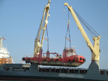 A.M.S. 23 Lifting onto MV Lena
